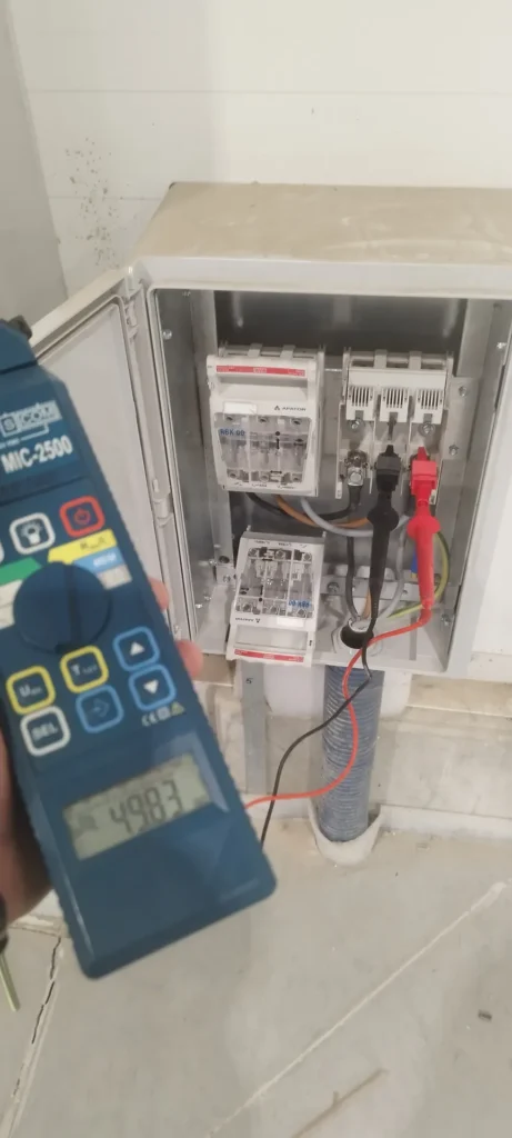 Pomiar miernikiem Sonel MIC-2500 przy rozdzielnicy
