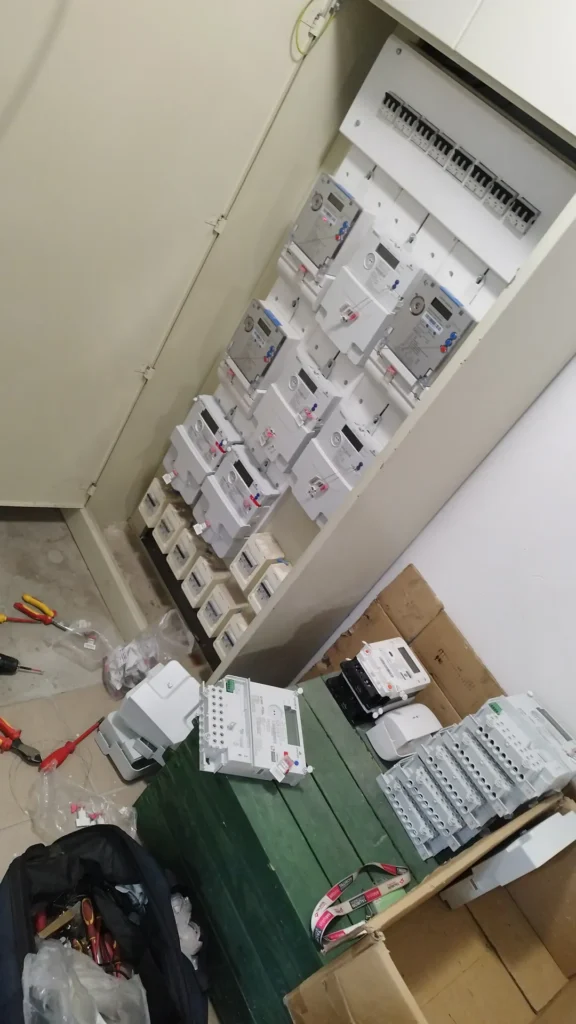 Montaż układów pomiarowych - szafa z licznikami energii i modułami pomiarowymi