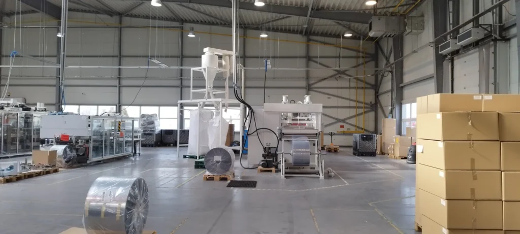 Hala produkcyjna z liniami pakującymi i instalacją zasilającą maszyny
