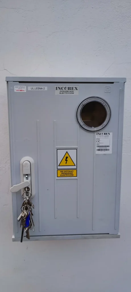 Rozdzielnica prądowa INCOBEX na elewacji budynku